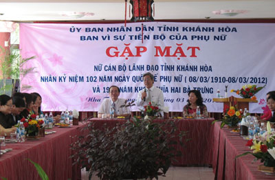 Đồng chí Lê Xuân Thân gặp gỡ cán bộ nữ nhân ngày Quốc tế Phụ nữ 8-3.