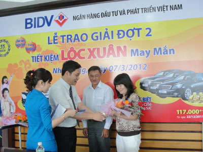 Trao giải cho khách hàng trúng thưởng