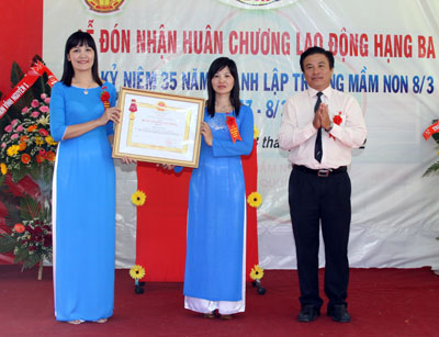 Đón nhận Huân chương Lao động hạng Ba