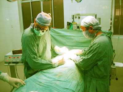 Bác sĩ của đoàn IVU phối hợp với bác sĩ Khoa Ngoại Tổng quát thực hiện phẫu thuật cho trẻ di tật bẩm sinh đường tiết niệu.