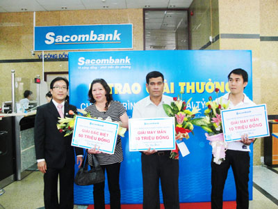  Ông Võ Anh Tú - Phó Giám đốc Sacombank Chi nhánh Khánh Hòa trao giải cho các khách hàng may mắn. 