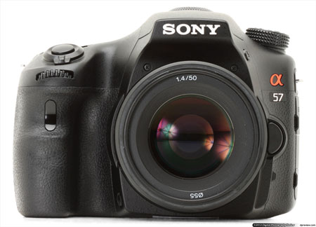 Sony Alpha A57 cạnh tranh với các dòng máy ảnh ống kính rời DSLR. 