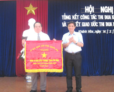 Đồng chí Lê Đức Vinh - Ủy viên Ban Thường vụ Tỉnh ủy, Phó Chủ tịch UBND tỉnh trao cờ thi đua đơn vị dẫn đầu khối cho Văn phòng UBND tỉnh.  