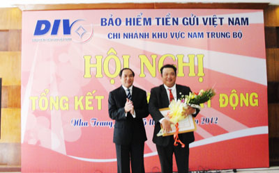 Lãnh đạo Bảo hiểm tiền gửi Việt Nam trao giấy khen cho Chi nhánh Bảo hiểm tiền gửi Việt Nam khu vực Nam Trung bộ và Tây Nguyên về những thành tích đã đạt được trong 10 năm qua.