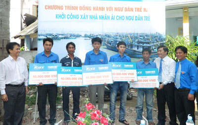 Đại diện các đơn vị trao biểu trưng tài trợ số tiền 40 triệu đồng cho ngư dân trẻ xây nhà.