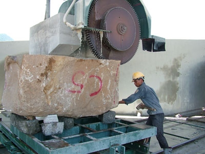 Hiện nay, các doanh nghiệp hoạt động khai thác đá granite để sản xuất đá ốp lát, đá mỹ nghệ gặp không ít khó khăn vì thiếu nguyên liệu.  