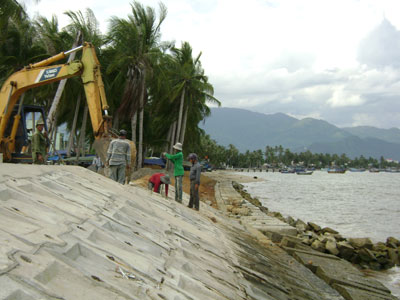 Cần chủ động triển khai các biện pháp đối phó với thời tiết bất thường ngay từ bây giờ. Trong ảnh: Thi công kè chắn sóng tại thị trấn Vạn Giã (Vạn Ninh).