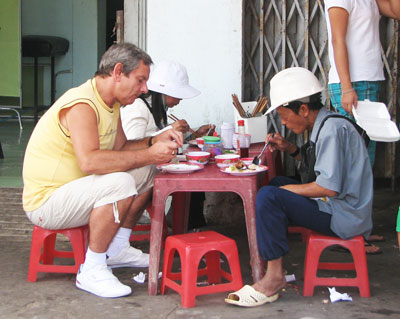 Giá dịch vụ ăn uống “té nước theo mưa”