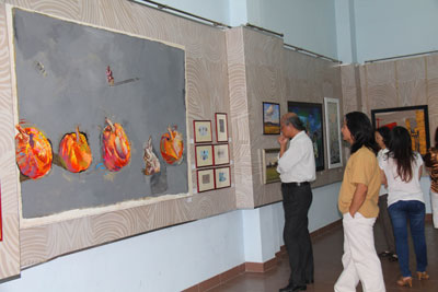 “Bắt tay” để hiểu nhau hơn