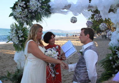 Sunrise Nha Trang holds beach wedding for a Swedish couple