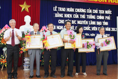 Thừa ủy quyền của Chủ tịch nước, đồng chí Nguyễn Chiến Thắng - Phó Bí thư Tỉnh ủy, Chủ tịch UBND tỉnh trao Huân chương Lao động các hạng cho những đồng chí nguyên là lãnh đạo UBND tỉnh.