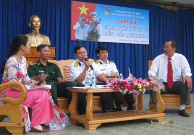 Thượng tá Phạm Văn Chung, Phó Chủ nhiệm Chính trị Lữ đoàn Trường Sa tham gia giao lưu cùng các đoàn viên thanh niên Trường Trung học Phổ thông Lý Tự Trọng.
