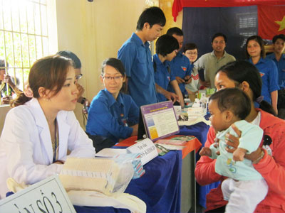 Hơn 100 người dân được khám bệnh, phát thuốc miễn phí
