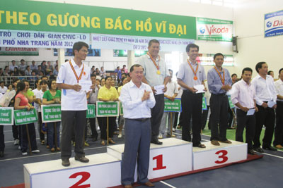 Trao 14 bộ huy chương cho các cá nhân, tập thể xuất sắc