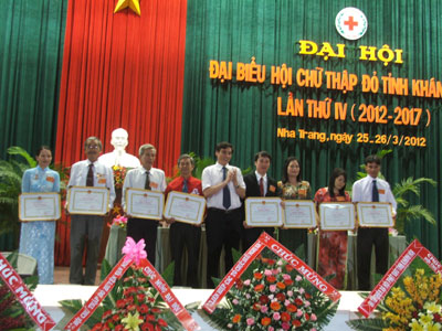  Đồng chí Lê Đức Vinh - Phó Chủ tịch UBND tỉnh trao bằng khen của UBND tỉnh cho các tập thể có thành tích xuất sắc. 