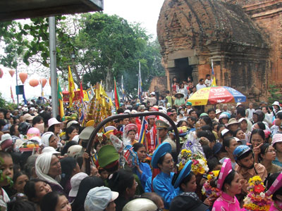 Hội Bảo trợ Di tích Tháp bà Ponagar chỉ tham gia các hoạt động nghi lễ tại Tháp Bà, chưa có nhiều đóng góp trong việc bảo vệ, trùng tu di tích (trong ảnh: Lễ hội Tháp Bà được tổ chức vào tháng 3 âm lịch hàng năm).  