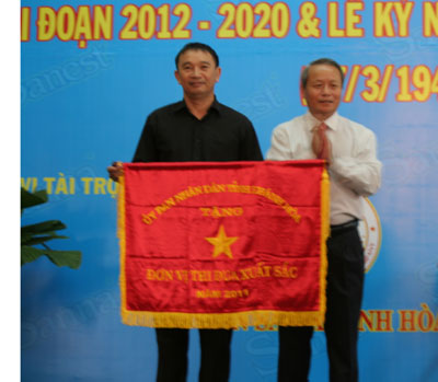 Nhận cờ thi đua xuất sắc của UBND tỉnh