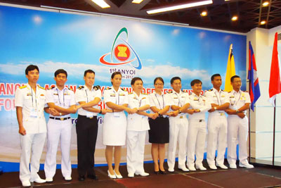 Đoàn sĩ quan trẻ Hải quân các nước ASEAN nắm chắt tay thể hiện tình đoàn kết, hữu nghị, sự tin cậy và hợp tác.