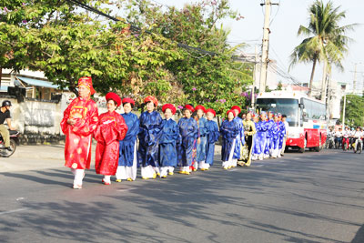 Đoàn rước trong lễ kỷ niệm ngày chiến thắng Bạch Đằng.