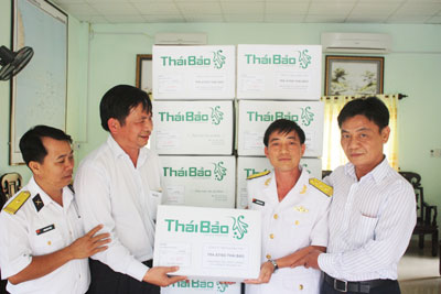 Ông Tô Hùng Xô - Chủ tịch Hội đồng quản trị Công ty TNHH Quảng Thái (thứ hai từ trái qua) trao quà cho đại diện Đoàn M46 Vùng 4 Hải quân.