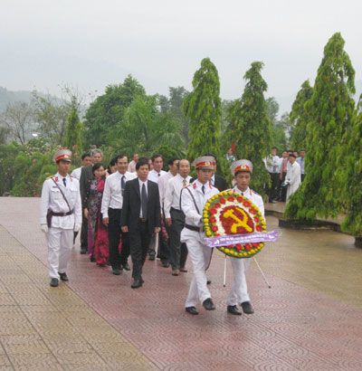 Đoàn đại biểu Ban Chấp hành Đảng bộ tỉnh do đồng chí Lê Thanh Quang - Ủy viên Trung ương Đảng, Bí thư Tỉnh ủy, Chủ tịch HĐND tỉnh dẫn đầu viếng và đặt vòng hoa tại Nghĩa trang liệt sĩ Hòn Dung.  