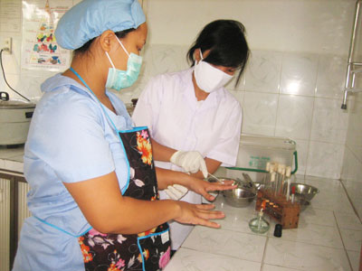 Kiểm tra vệ sinh tay của điều dưỡng viên Trường Mầm non Vĩnh Ngọc.