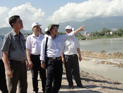 Đồng chí Lê Thanh Quang (trái) kiểm tra tại công trường thi công Dự án Chỉnh trị hạ lưu sông Tắc, sông Quán Trường.