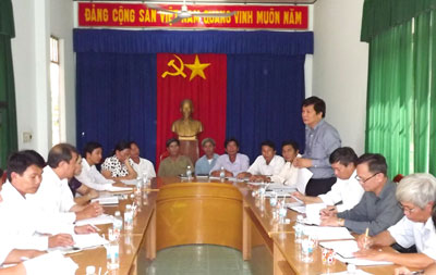 Đồng chí Trần Sơn Hải - Ủy viên Ban thường vụ Tỉnh ủy, Phó Chủ tịch Thường trực UBND tỉnh làm việc tại xã Cam Phước Tây (Cam Lâm).