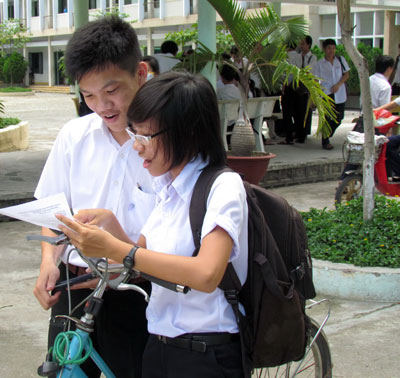  Học sinh trao đổi bài sau khi thi tốt nghiệp trung học phổ thông năm 2011.