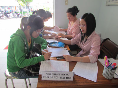 Thí sinh vãng lai nộp hồ sơ dự thi đại học, cao đẳng năm 2012 tại Sở Giáo dục-Đào tạo sáng 5-4. 