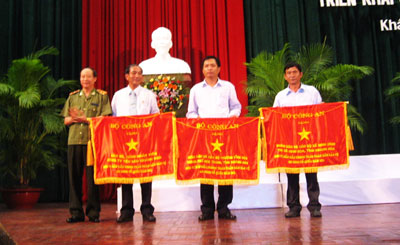  Trung tướng Lê Quý Vương - Ủy viên Trung ương Đảng, Thứ trưởng Bộ Công an (trái) trao Cờ thi đua cho các tập thể có thành tích xuất sắc năm 2011.