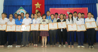  Đồng chí Nguyễn Văn Nhuận - Phó Bí thư Tỉnh đoàn trao bằng khen và tiền thưởng của Ban chấp hành Tỉnh đoàn cho các học sinh trung học phổ thông tiêu biểu.   