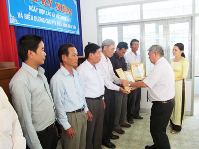  Lãnh đạo Liên minh Hợp tác xã Khánh Hòa khen thưởng các đơn vị điển hình tiên tiến.