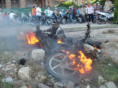 Xe máy bị đốt bên bờ biển