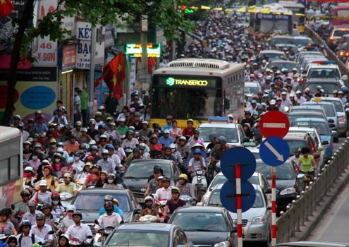 Dịp 30-4 đến 1-5 năm 2011, tuyến phố Tây Sơn - Nguyễn Lương Bằng ken đặc người. Ảnh: Tiến Dũng.