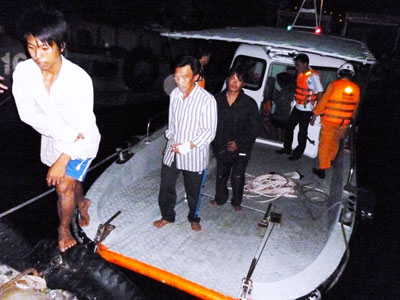 Cứu 4 ngư dân Ninh Thuận bị chìm tàu