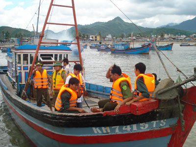  Cần chủ động cảnh giác trước những bất thường của thời tiết (trong ảnh: Lực lượng Bộ đội Biên phòng kêu gọi tàu thuyền tìm nơi tránh trú bão an toàn). (3934)   