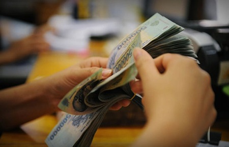 Giới quan sát bất ngờ trước quyết định hạ lãi suất của Việt Nam