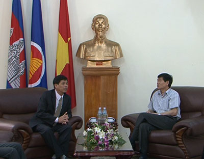 Thăm, làm việc với Đại sứ quán Việt Nam tại Campuchia