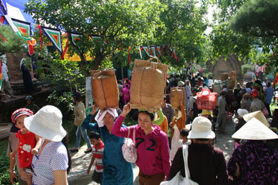 Tin KM Thap Ba: Đông đảo người dân thập phương dự lễ hội Tháp Bà Ponagar 2012.