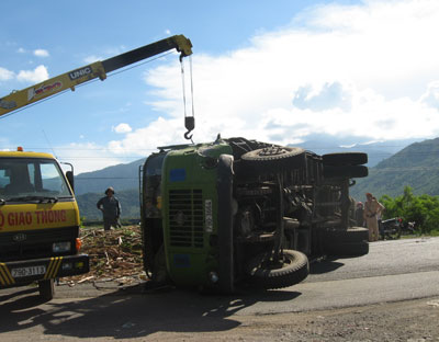 2 ô tô tải tông nhau, 2 tài xế bị thương nặng