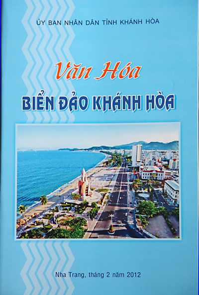  Bìa sách “Văn hóa biển đảo Khánh Hòa”.