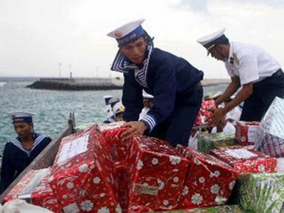 Thăm, tặng quà cán bộ, chiến sĩ và nhân dân huyện đảo Trường Sa