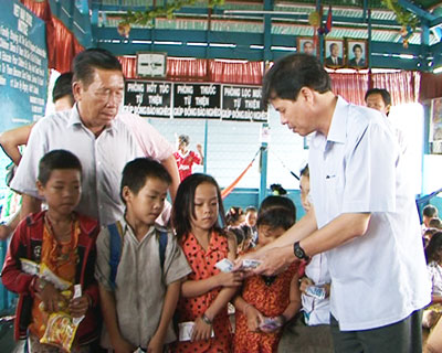 Thăm, tặng quà Tết Chol Chnam Thmay cho học sinh nghèo ở Biển Hồ, Campuchia