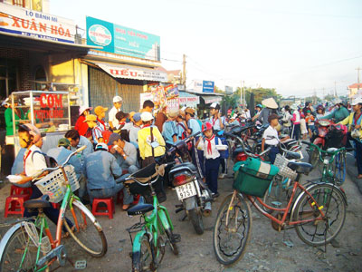 Tình trạng họp chợ tự phát, bán hàng rong lấn chiếm lòng, lề đường tại ngã ba Bảy Búa khiến khu vực này rất phức tạp.   