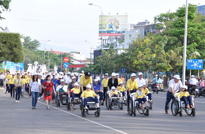  Hơn 270 người diễu hành trên đường Lê Thánh Tôn (TP. Nha Trang) nhân kỷ niệm ngày Người khuyết tật Việt Nam.