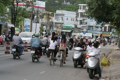 Nhằm giảm tai nạn giao thông (TNGT), chống ùn tắc giao thông, tránh đua xe trái phép…, Đội Cảnh sát giao thông (CSGT) Công an TP. Nha Trang đã tham mưu cho Công an thành phố chọn tuyến đường 23-10