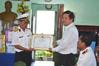 Thăm, làm việc và tặng quà tại Nhà giàn DKI