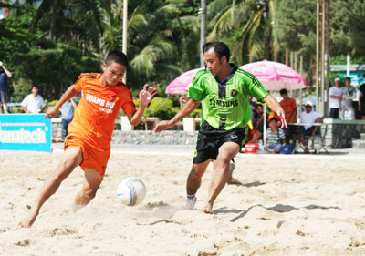 Sân chơi thu hẹp của các loại hình bóng đá