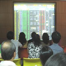 Cẩn trọng với cổ phiếu ngành chứng khoán, bất động sản